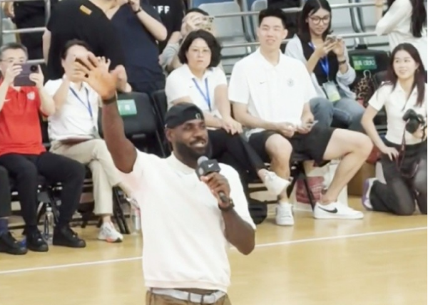 金盛网 詹姆斯交大行盛况：朱俊龙到场喊GOAT 库里粉丝带头追车交警鸣哨